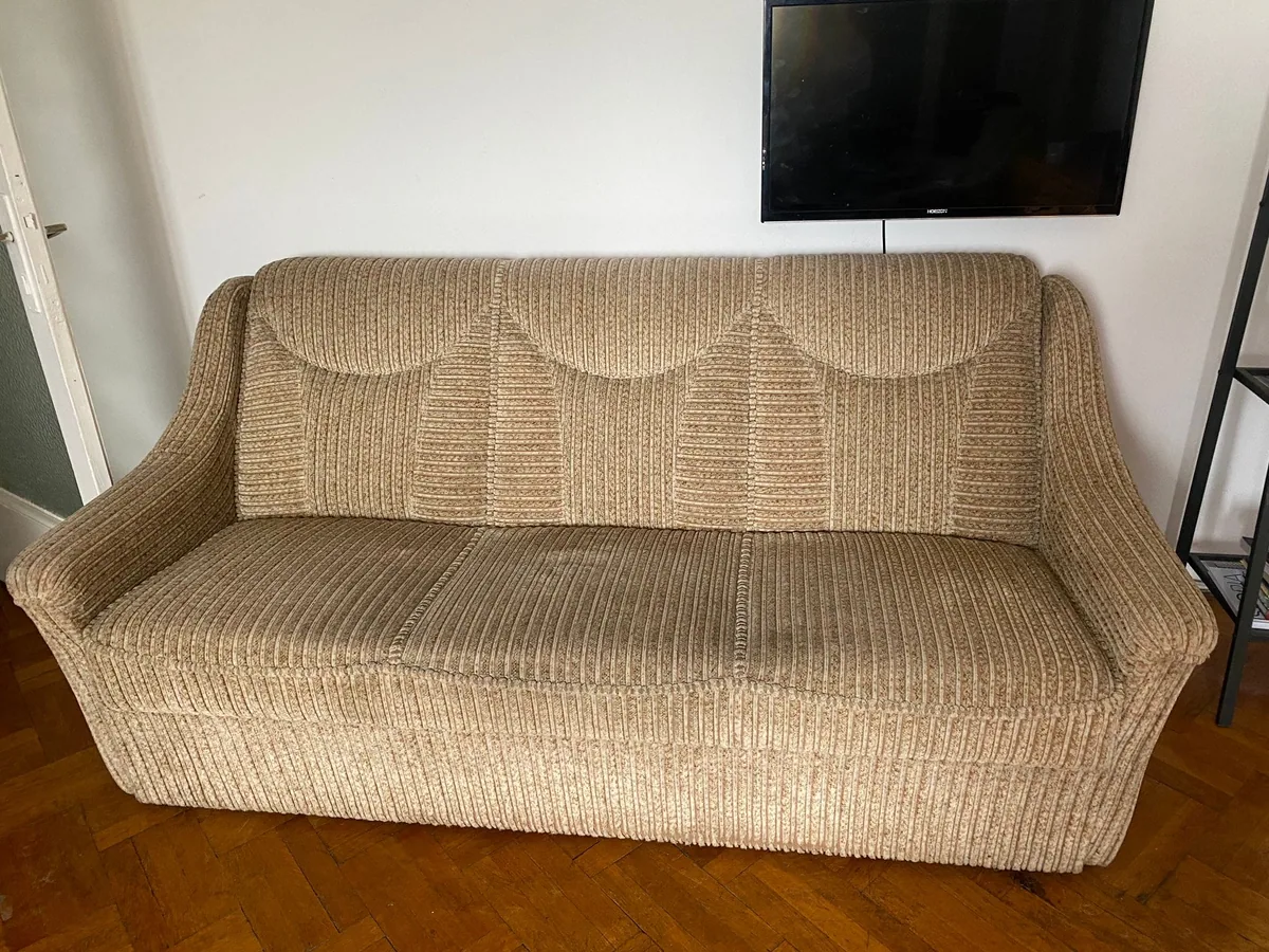 Canapea compactă cu două locuri și tapițerie bej texturată