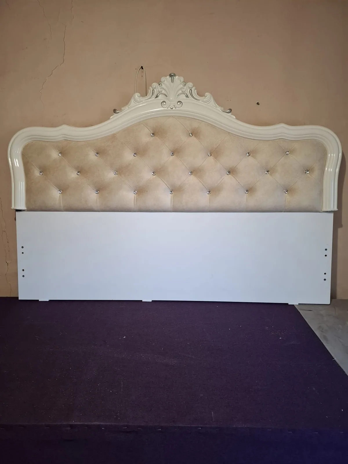 Tăblie de pat cu ramă albă decorativă și suprafață tapițată cu nasturi